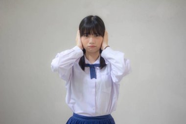 Tayland lisesi üniformasının portresi. Güzel kız dinlemiyor.