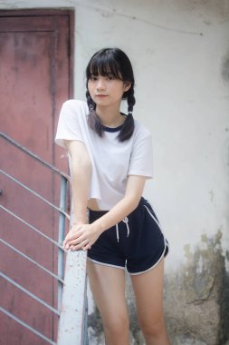 Japon spor üniformalı güzel kız mutlu ve rahatlamış.