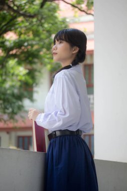 Taylandlı liseli üniforması genç güzel kız mutlu ve rahat