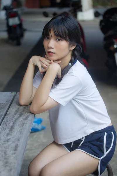 Gadis Cantik Thai Dalam Seragam Olahraga Jepang Bahagia Dan Santai — Stok Foto