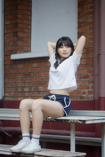 Thai Έφηβος Όμορφο Κορίτσι Στην Ιαπωνική Αθλητική Στολή Μαθητή Ευτυχισμένη — Φωτογραφία Αρχείου