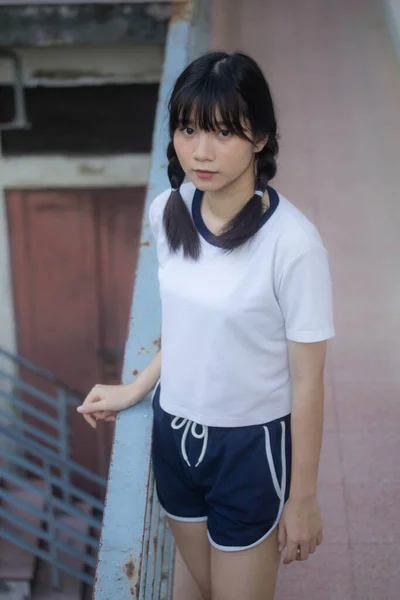 タイ人ティーン美しいです女の子で日本のスポーツ学生制服幸せとリラックス — ストック写真