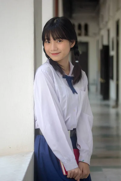 Taylandlı liseli üniforması genç güzel kız mutlu ve rahat