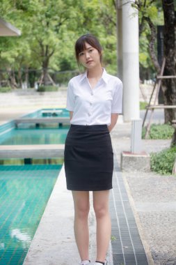 Taylandlı yetişkin öğrenci üniforması portresi. Güzel kız rahatla ve gülümse.