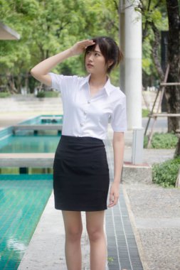 Taylandlı yetişkin öğrenci üniforması portresi. Güzel kız rahatla ve gülümse.