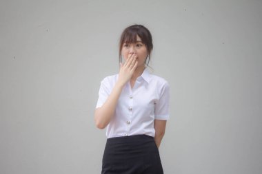 Taylandlı yetişkin öğrenci üniformasının portresi. Güzel kız konuşmuyor.