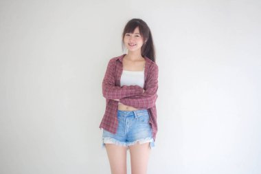 Güzel Taylandlı kız turistler İskoç gömleği, mavi kot pantolon rahatla ve gülümse.