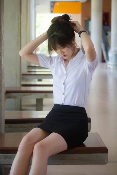 Portret Van Thai Volwassen Student Universiteit Uniform Mooi Meisje Ontspannen — Stockfoto