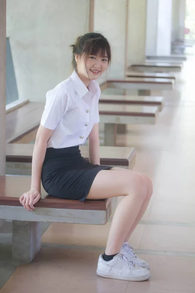 Retrato Tailandês Adulto Estudante Universidade Uniforme Bela Menina Relaxar Sorrir — Fotografia de Stock