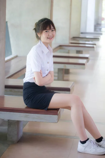 Porträt Von Thailändischen Erwachsenen Studenten Uniform Schöne Mädchen Entspannen Und — Stockfoto