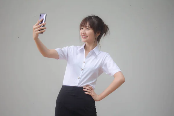 Retrato Tailandés Estudiante Adulto Universidad Uniforme Hermosa Chica Usando Teléfono —  Fotos de Stock