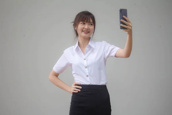 Retrato Tailandés Estudiante Adulto Universidad Uniforme Hermosa Chica Usando Teléfono —  Fotos de Stock