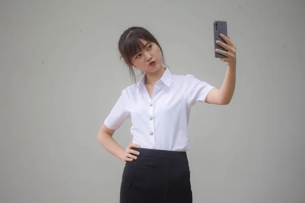 Retrato Tailandés Estudiante Adulto Universidad Uniforme Hermosa Chica Usando Teléfono —  Fotos de Stock