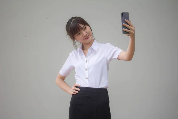 泰族成人大学生制服漂亮女孩的肖像 用智能手机自拍 — 图库照片