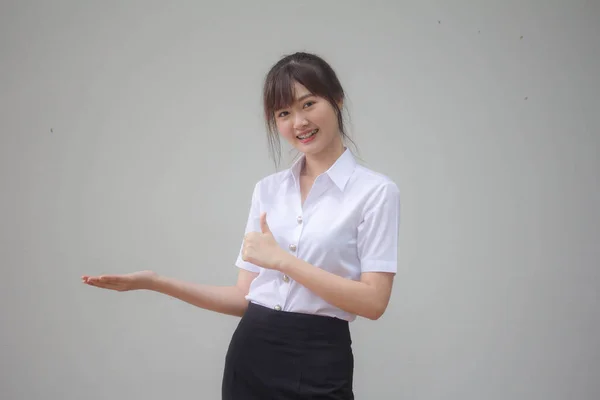 Potret Thai Mahasiswa Dewasa Seragam Universitas Gadis Cantik Menunjukkan Tangan — Stok Foto