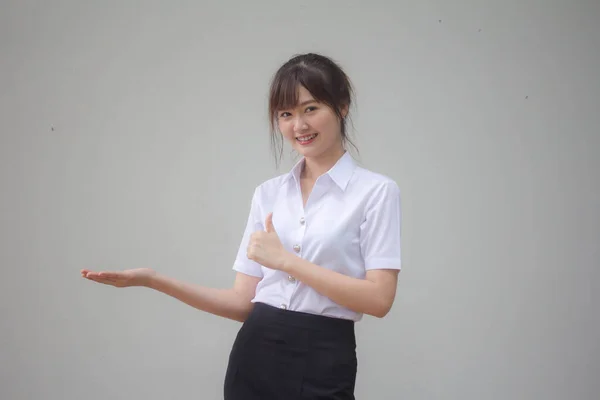 Retrato Tailandês Adulto Estudante Universidade Uniforme Bela Menina Mostrar Mão — Fotografia de Stock