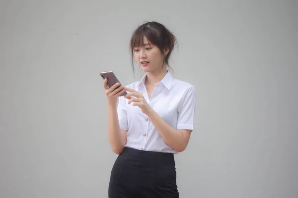 Retrato Tailandés Estudiante Adulto Universidad Uniforme Hermosa Chica Usando Teléfono — Foto de Stock