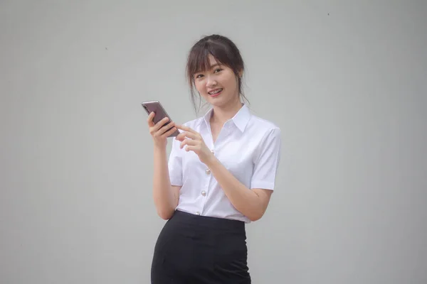 Retrato Tailandés Estudiante Adulto Universidad Uniforme Hermosa Chica Usando Teléfono — Foto de Stock