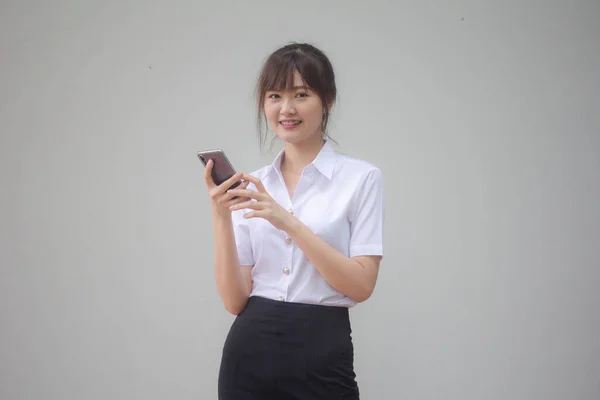 Retrato Tailandés Estudiante Adulto Universidad Uniforme Hermosa Chica Usando Teléfono —  Fotos de Stock