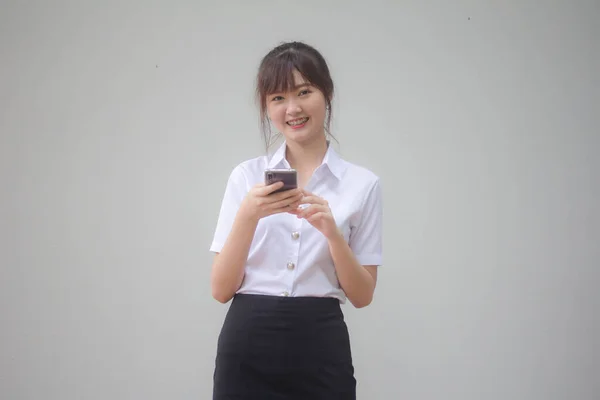 Retrato Tailandés Estudiante Adulto Universidad Uniforme Hermosa Chica Usando Teléfono —  Fotos de Stock