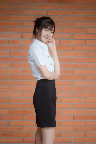タイの女子大生の肖像 制服美少女リラックスして笑顔 — ストック写真