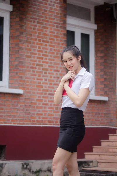 Tailandês Adulto Estudante Universidade Uniforme Bela Menina Relaxar Sorrir — Fotografia de Stock