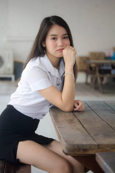 Tailandês Adulto Estudante Universidade Uniforme Bela Menina Relaxar Sorrir — Fotografia de Stock