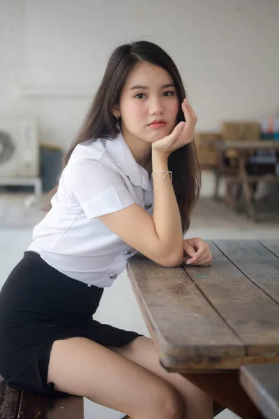 Thai Volwassen Student Universiteit Uniform Mooi Meisje Ontspannen Glimlachen — Stockfoto