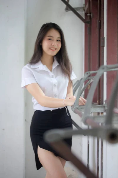 Tailandês Adulto Estudante Universidade Uniforme Bela Menina Relaxar Sorrir — Fotografia de Stock