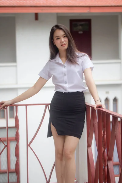 Tailandês Adulto Estudante Universidade Uniforme Bela Menina Relaxar Sorrir — Fotografia de Stock