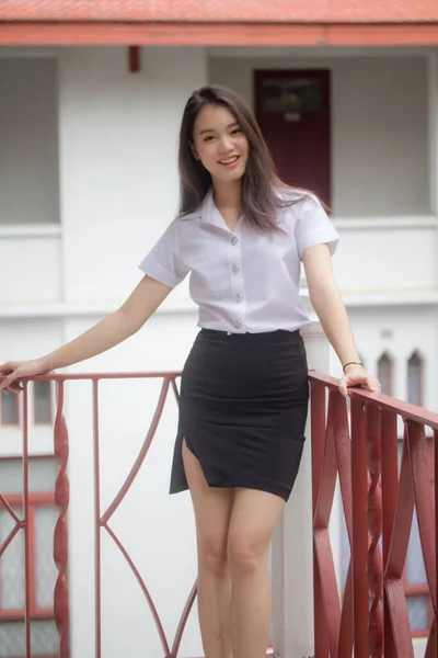 Tailandês Adulto Estudante Universidade Uniforme Bela Menina Relaxar Sorrir — Fotografia de Stock