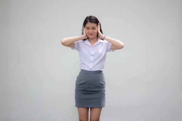 泰国人成年职业女性白衬衫的肖像别听 — 图库照片
