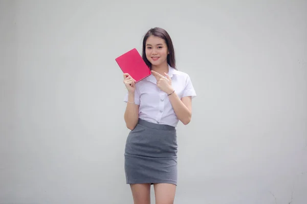 タイの大人働く女性の肖像白いシャツショー赤い本 — ストック写真