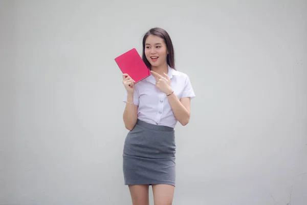 Retrato Mujer Trabajadora Tailandesa Camisa Blanca Mostrar Libro Rojo — Foto de Stock