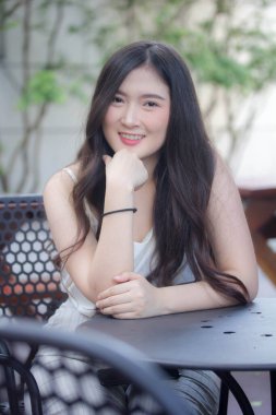 Tayland portresi yetişkin ofis kızı rahatla ve gülümse.