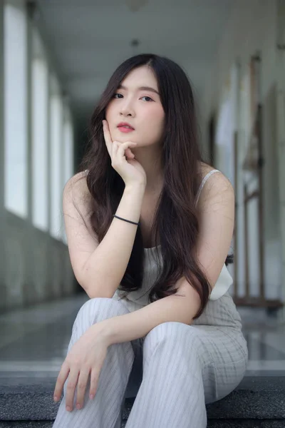 Retrato Tailandês China Adulto Escritório Menina Camisa Branca Relaxar Sorrir — Fotografia de Stock