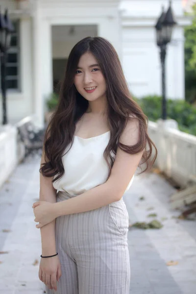 Retrato Tailandés China Adulto Oficina Chica Blanca Camisa Relajarse Sonreír —  Fotos de Stock
