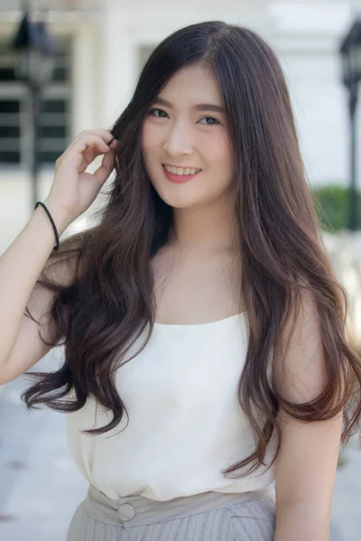 タイの肖像中国大人のオフィスの女の子の白いシャツリラックスして笑顔 — ストック写真