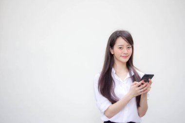 Tayland portresi Porseleni yetişkin ofis kızı akıllı telefonunu kullanan beyaz gömlek