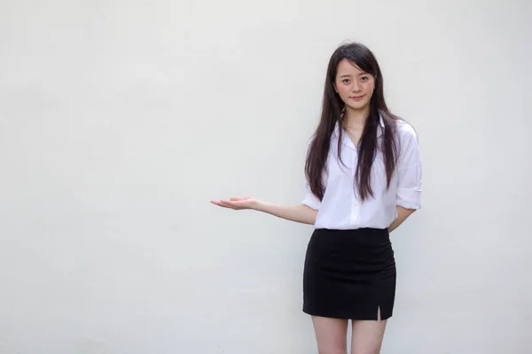 Retrato Tailandês Adulto Estudante Universidade Uniforme Bela Menina Mostrar Mão — Fotografia de Stock