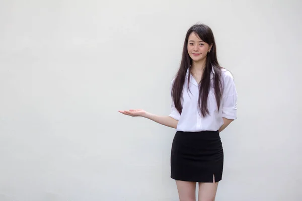 Retrato Tailandês Adulto Estudante Universidade Uniforme Bela Menina Mostrar Mão — Fotografia de Stock