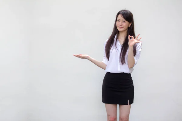 Retrato Tailandês Adulto Estudante Universidade Uniforme Bela Menina Mostrar Mão — Fotografia de Stock