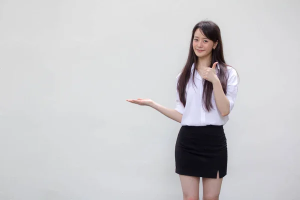 Retrato Tailandês Adulto Estudante Universidade Uniforme Bela Menina Mostrar Mão — Fotografia de Stock