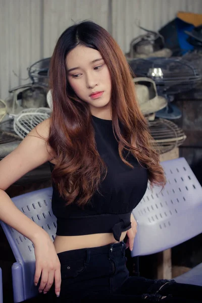 Asia Thai Teen Siyah Elbise Sokak Modasında — Stok fotoğraf