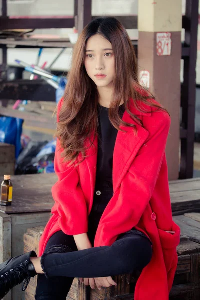 Ásia Tailandês Adolescente Casaco Vermelho Estação Trem — Fotografia de Stock