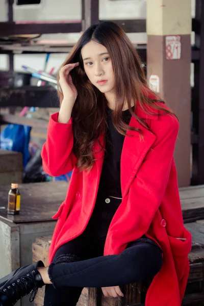 Asia Thai Tonåring Röd Rock Tågstationen — Stockfoto