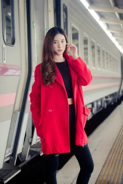Asia Thai Teen Cappotto Rosso Stazione Ferroviaria — Foto Stock