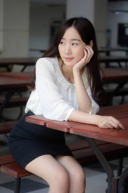 Tayland portresi yetişkin ofis kızı rahatla ve gülümse.