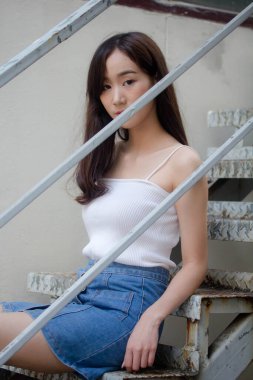 Tayland portresi yetişkin güzel kız beyaz gömlek mavi kot rahatla ve gülümse