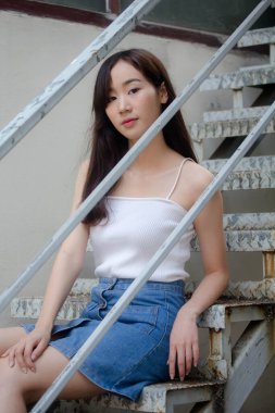 Tayland portresi yetişkin güzel kız beyaz gömlek mavi kot rahatla ve gülümse